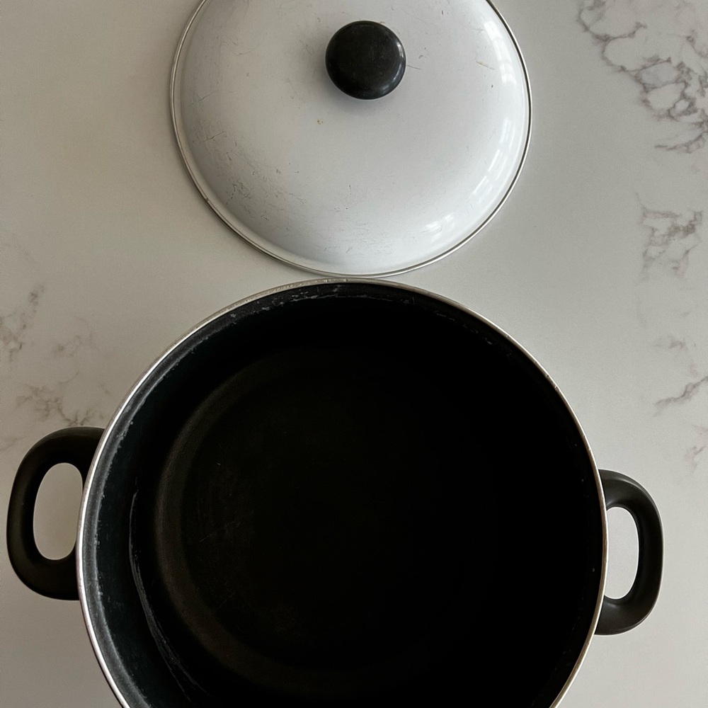 Two (2) White Pots | 20 Qt. Stock Pot & 8 Qt. Pot | Made in Spain - Picture 4 of 8
